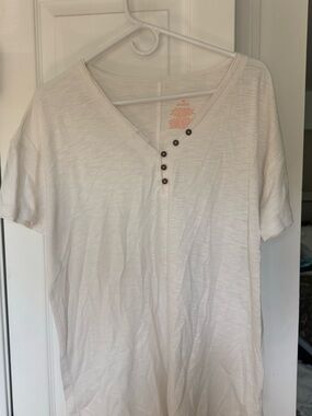 Knox Rose White V‑Neck Tee with Subtle Henley Detail